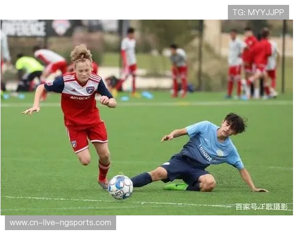 《足球巨星的成长之路:从青训到世界舞台的辉煌蜕变》 《足球巨星的成长之路:从青训到世界舞台的辉煌蜕变》